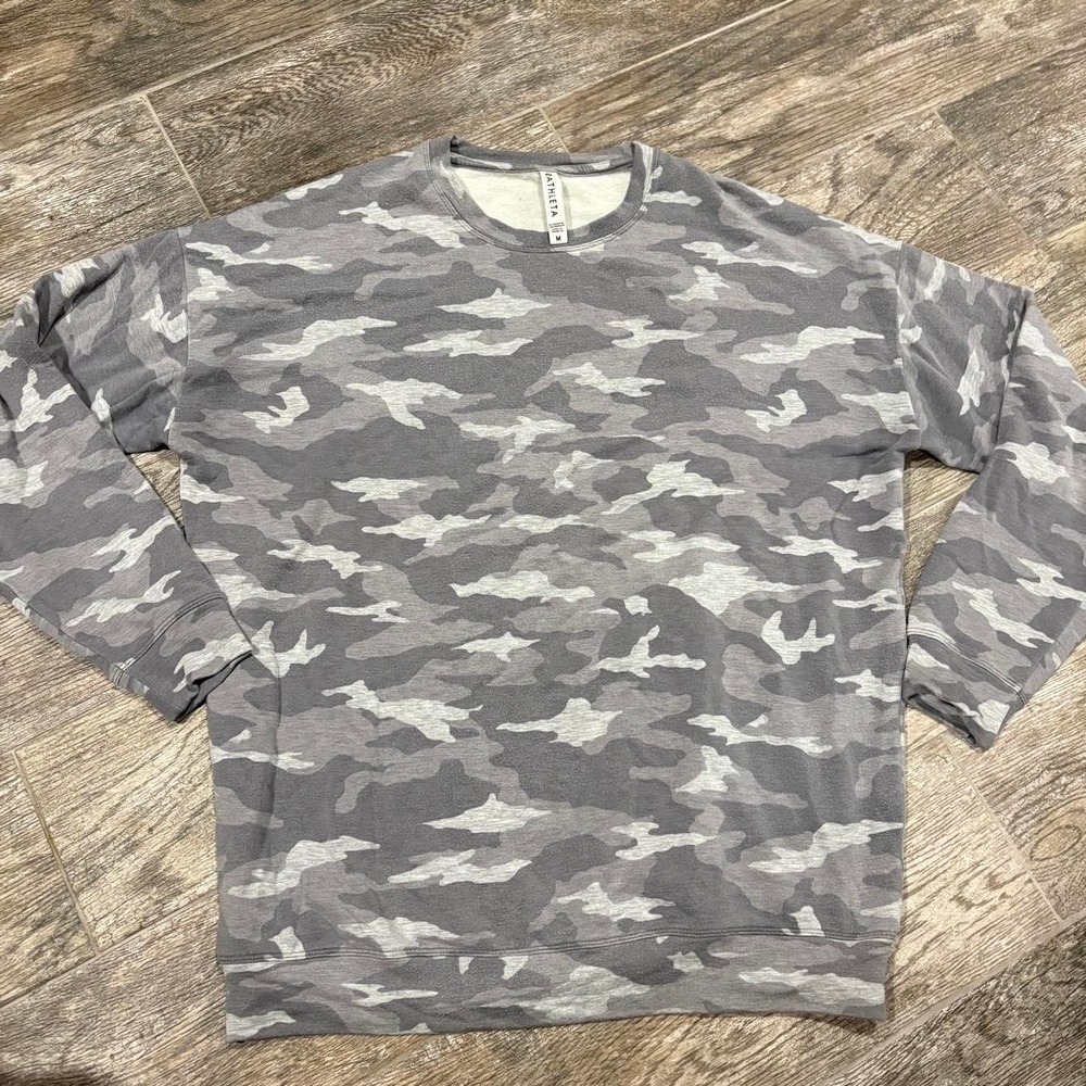 Athleta gray & white camouflage crewneck sweatshirt sz M grunge